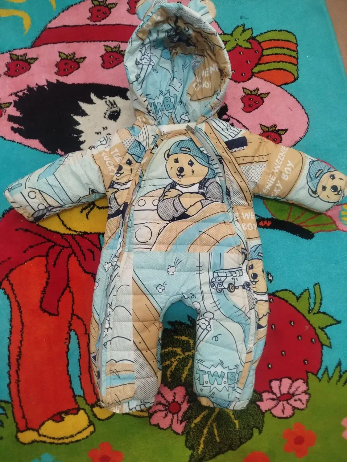 کاپشن سرهمی|کفش و لباس بچه|میانه, |دیوار