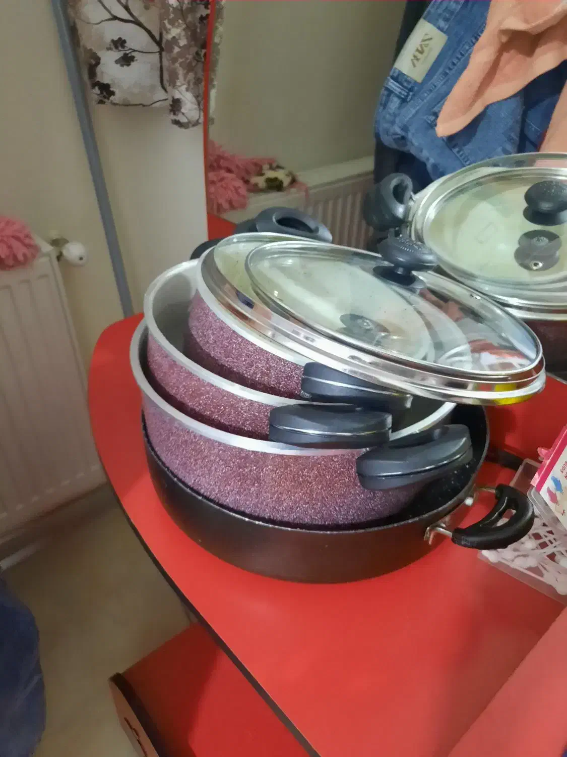 دو دست سرویس قابلمه و یه ماهیتابه بزرگگ|ظروف پخت‌وپز|اصفهان, ارغوانیه|دیوار