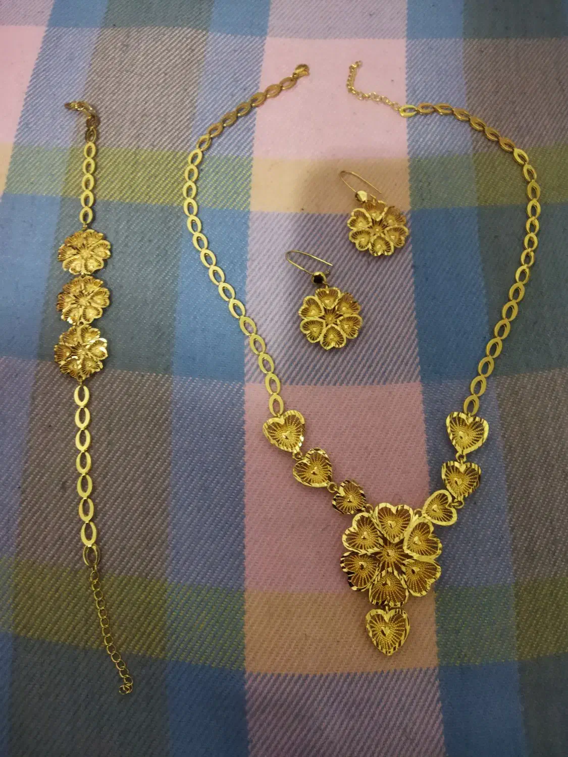 سرویس گردنبند و گوشواره و دستبند|بدلیجات|پرند, فاز ۶|دیوار