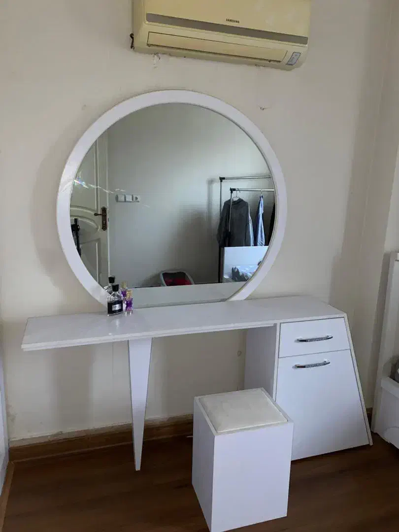 تخت خواب تکنفره و میز آرایش|تخت و سرویس خواب|آستانه اشرفیه, |دیوار