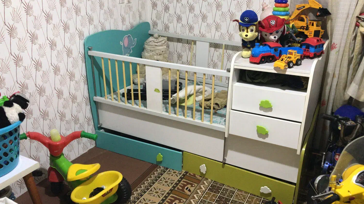 تخت کودک|تخت و صندلی بچه|نوکنده, |دیوار