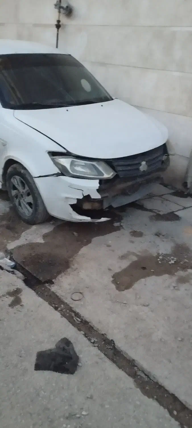 ساینا 98 تصادفی|خودرو سواری و وانت|خرم‌آباد, |دیوار