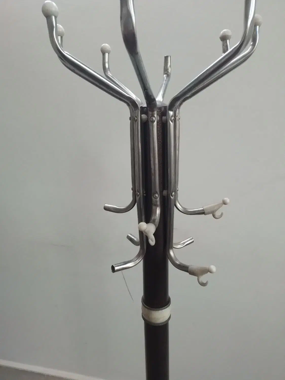 چوب لباسی|بندرخت و رخت‌آویز|تهران, شهرک ولیعصر شمالی|دیوار