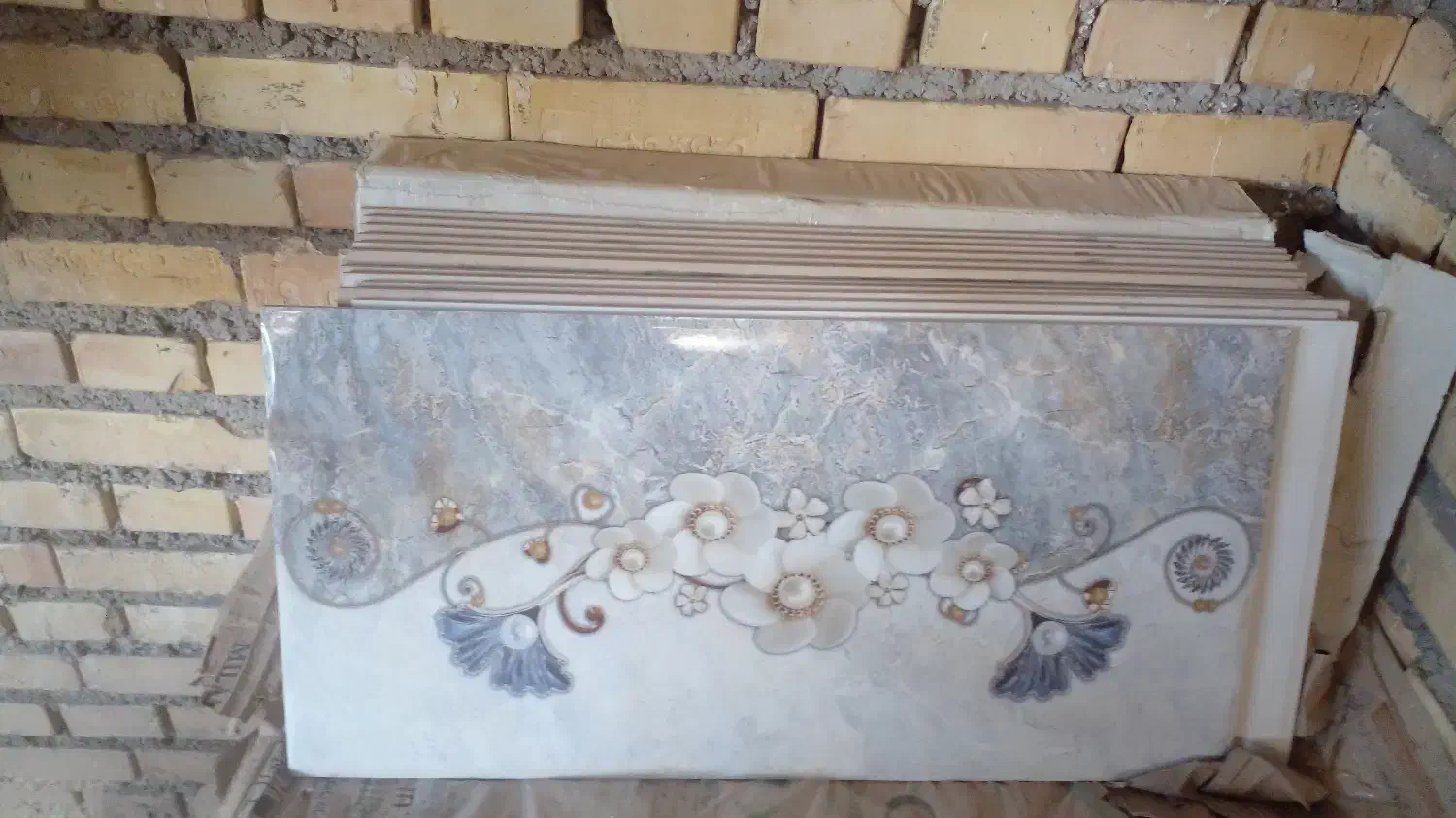 کاشی سفید ۳۰در۶۰ همراه چند متر گلدار|مصالح و تجهیزات ساختمان|شیراز, سیاه سنگ|دیوار