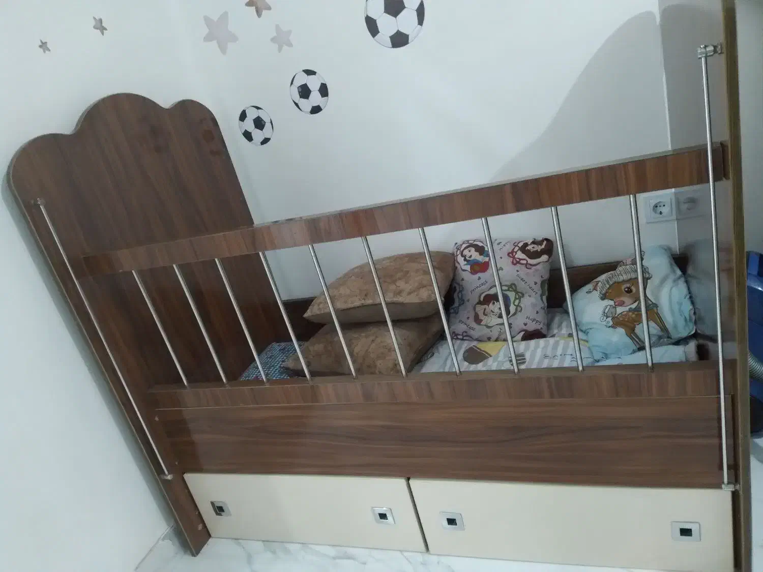 تخت کودک سالم و درحدنو|تخت و صندلی بچه|رشت, حمیدیان|دیوار