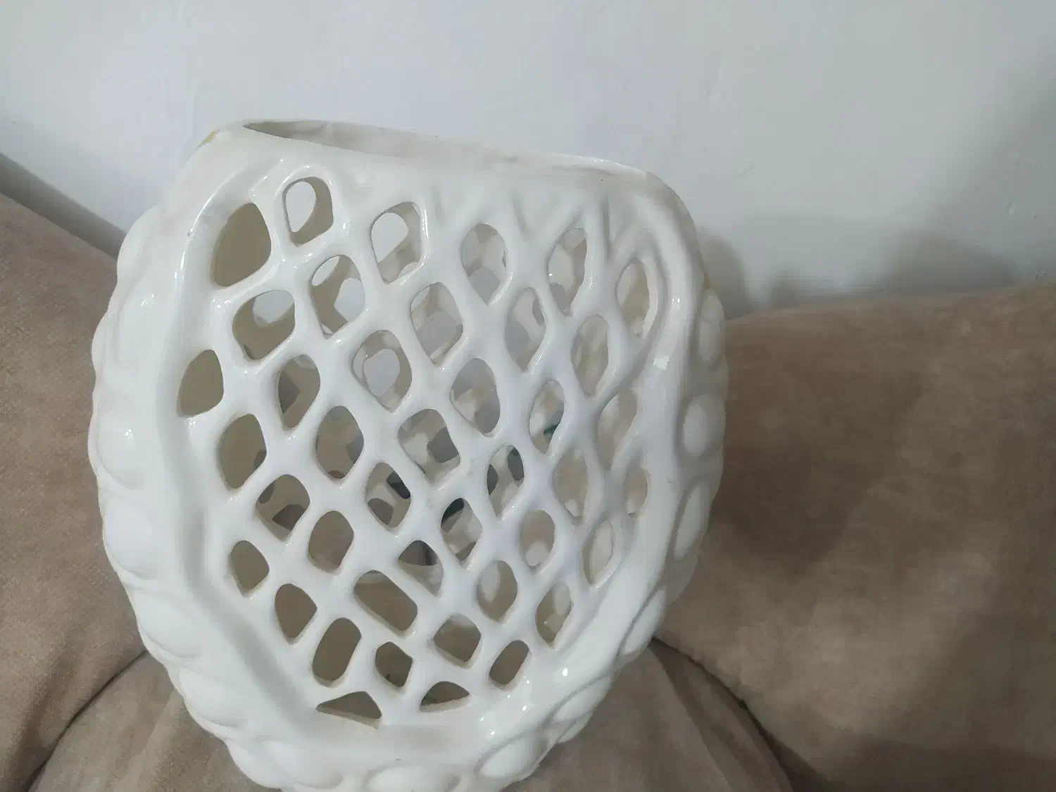 گلدان مشبک سرامیکی دکوری با گل نرگس مصنوعی|گل مصنوعی|سنندج, |دیوار