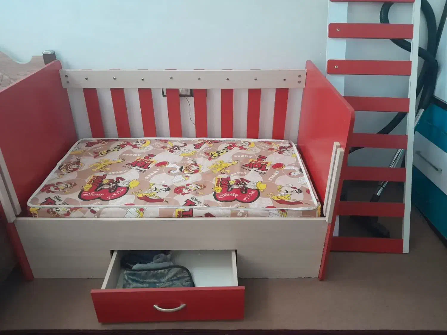 تخت کودک|تخت و صندلی بچه|تویسرکان, |دیوار