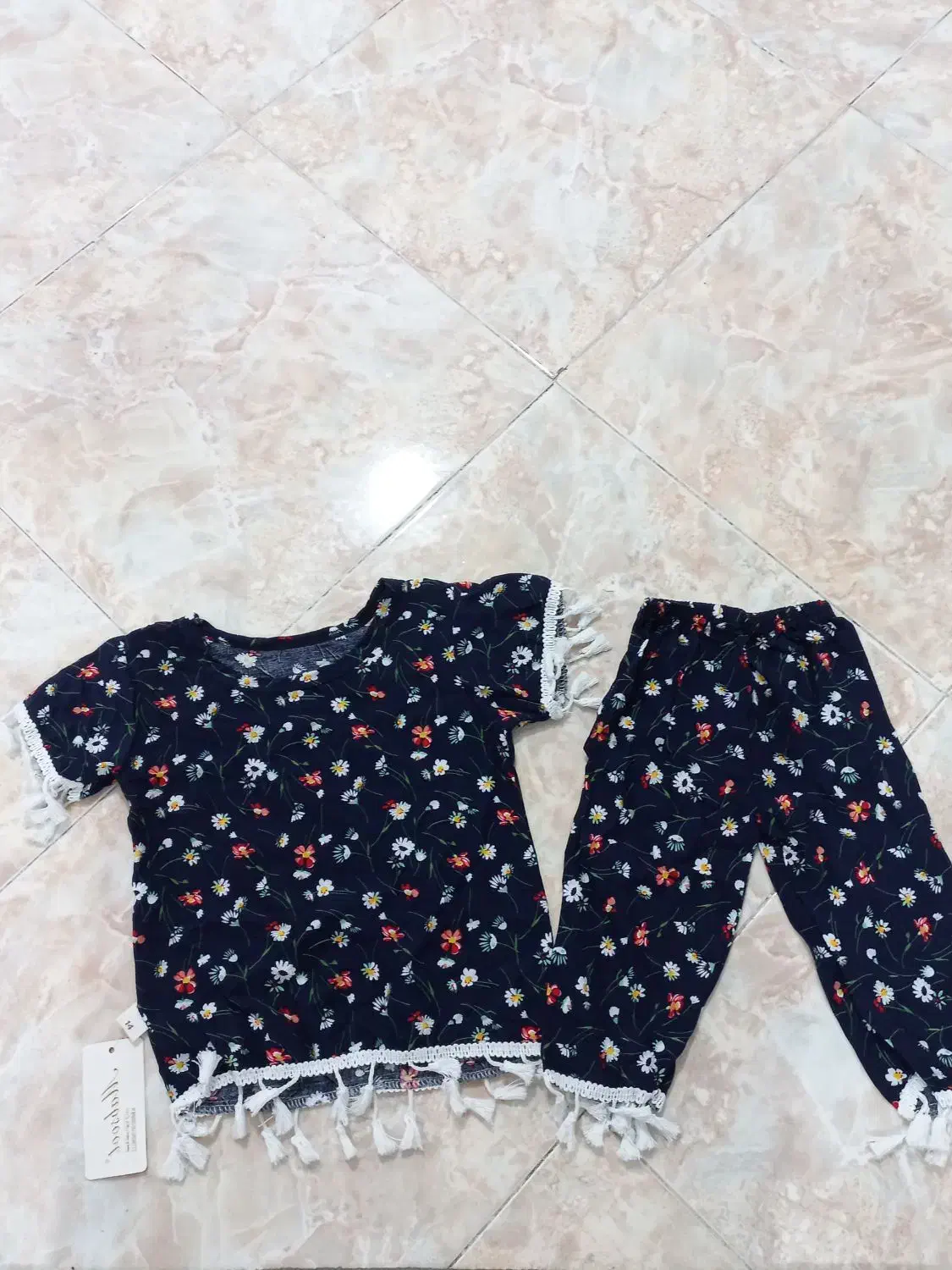 دو تیکه بچه گانه|کفش و لباس بچه|قشم, |دیوار