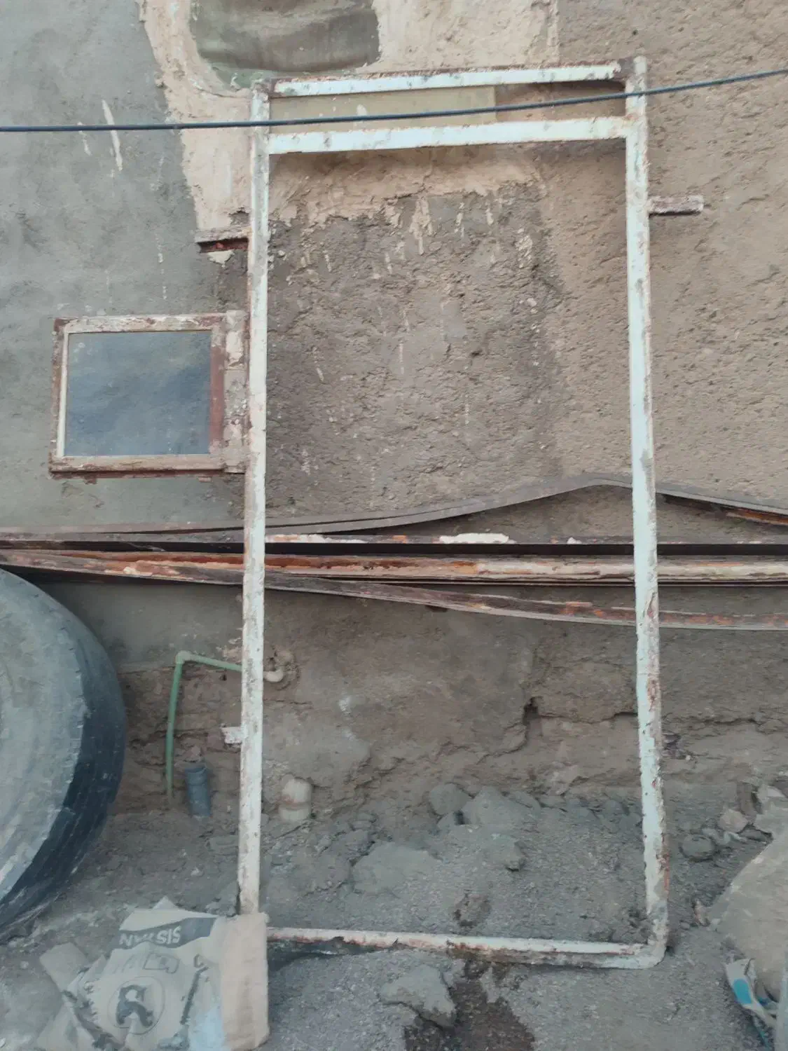 تعدادی درب و پنجره ونبشی استفاده شده.|مصالح و تجهیزات ساختمان|زابل, |دیوار