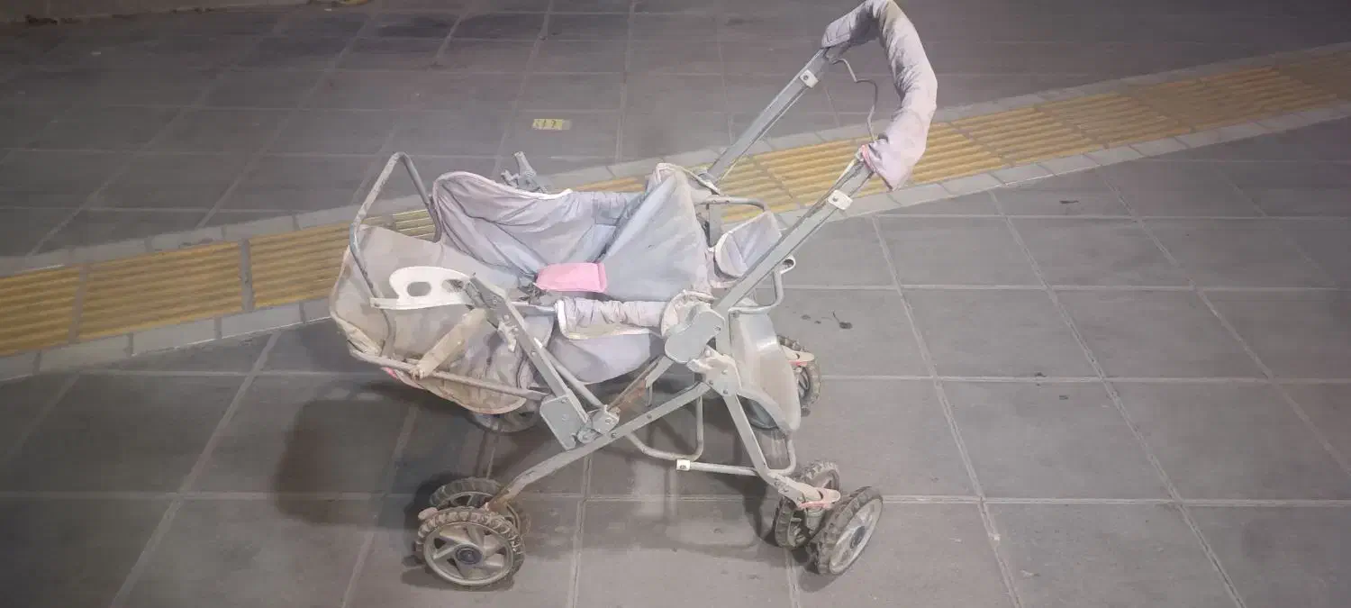 کالسکه ۲ نفره بچه سالم  فروش فوری .ب علت نداشتن حا|کالسکه و لوازم جانبی|مشهد, رسالت|دیوار