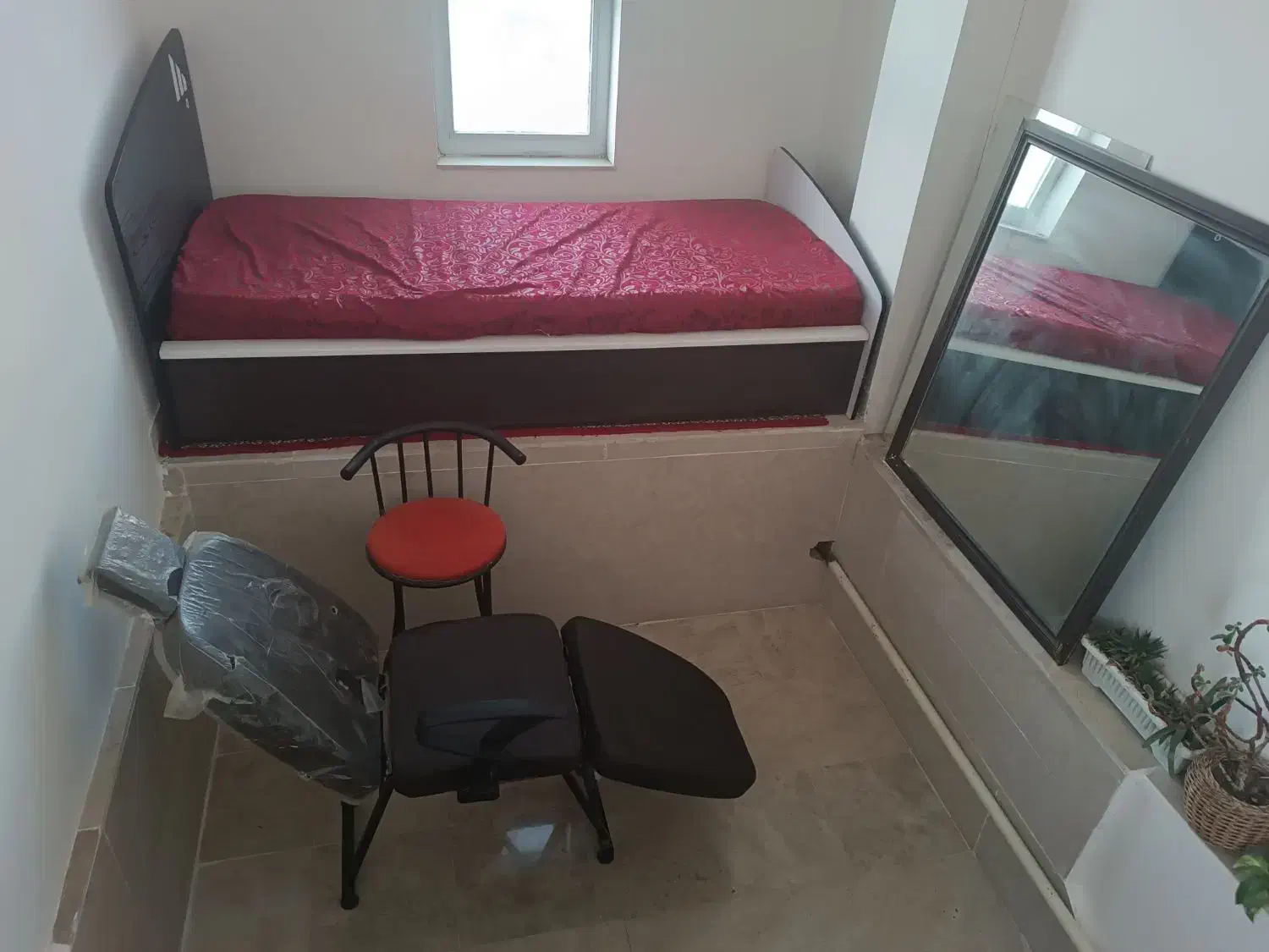 دوتا صندلی و دوتا اینه برا آرایشگاه|آرایشگاه و سالن‌های زیبایی|نمین, |دیوار