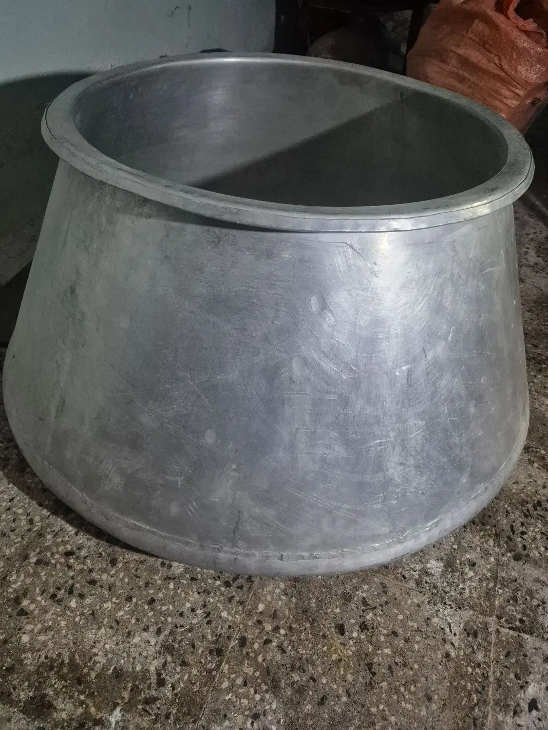 دیگ بزرگ رویی|ظروف پخت‌وپز|اردبیل, |دیوار