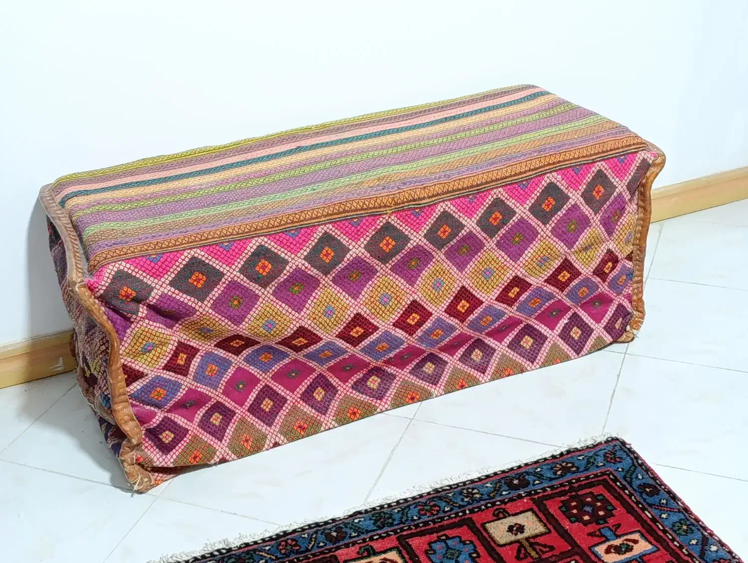یک جفت کاناپه سنتی|مبلمان خانگی و میز عسلی|جم, |دیوار