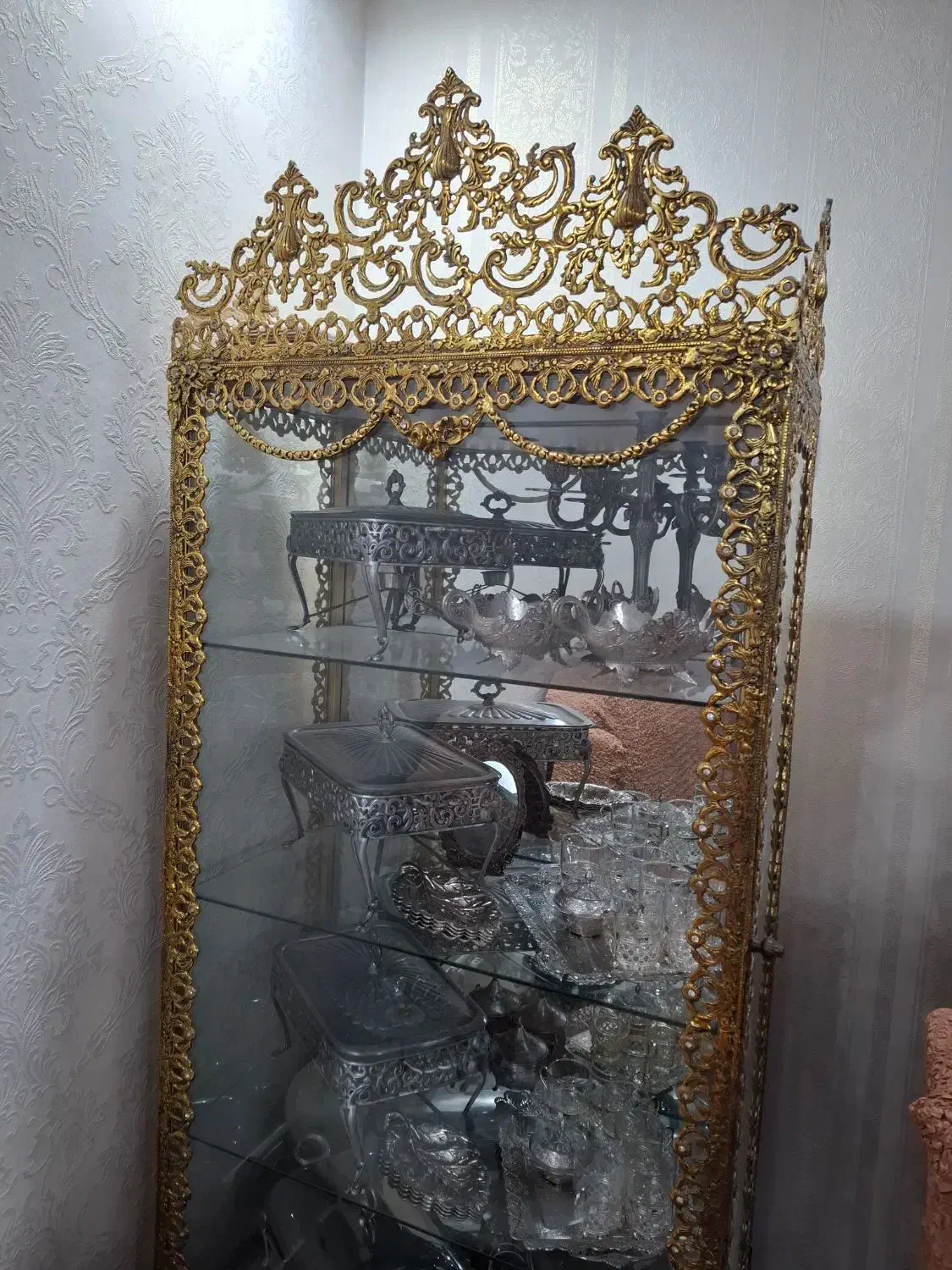 ویترین برنز اصل بسیار سنگین در حد نو|بوفه، ویترین، کنسول|تهران, ارم|دیوار