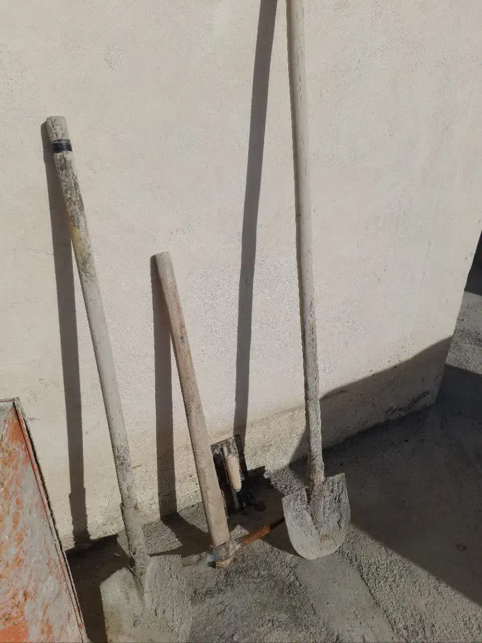 یکسری لوازم بنایی شامل فرغون وبیل و کلنگ و...|مصالح و تجهیزات ساختمان|مشهد, شهرک لشکر (شهرک غرب)|دیوار