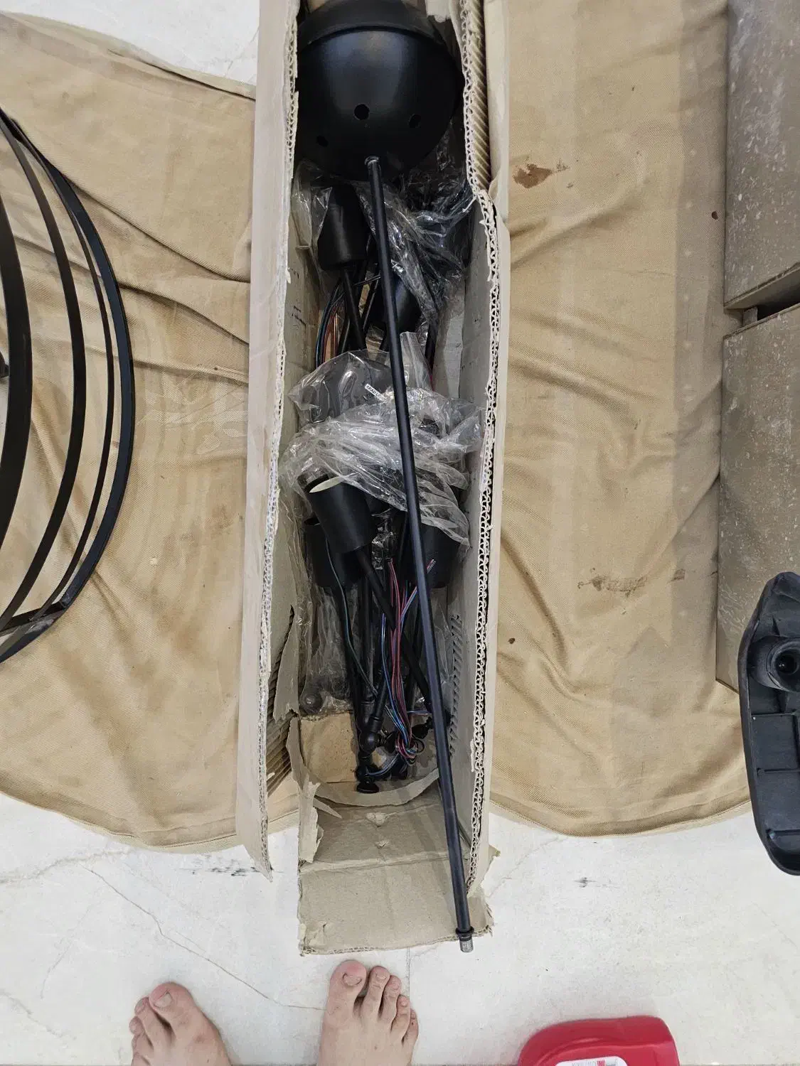 لوستر فلزی خورشیدی و عنکبوتی ۱۶ شعله|لوستر و چراغ آویز|اهواز, ۲۴ متری|دیوار