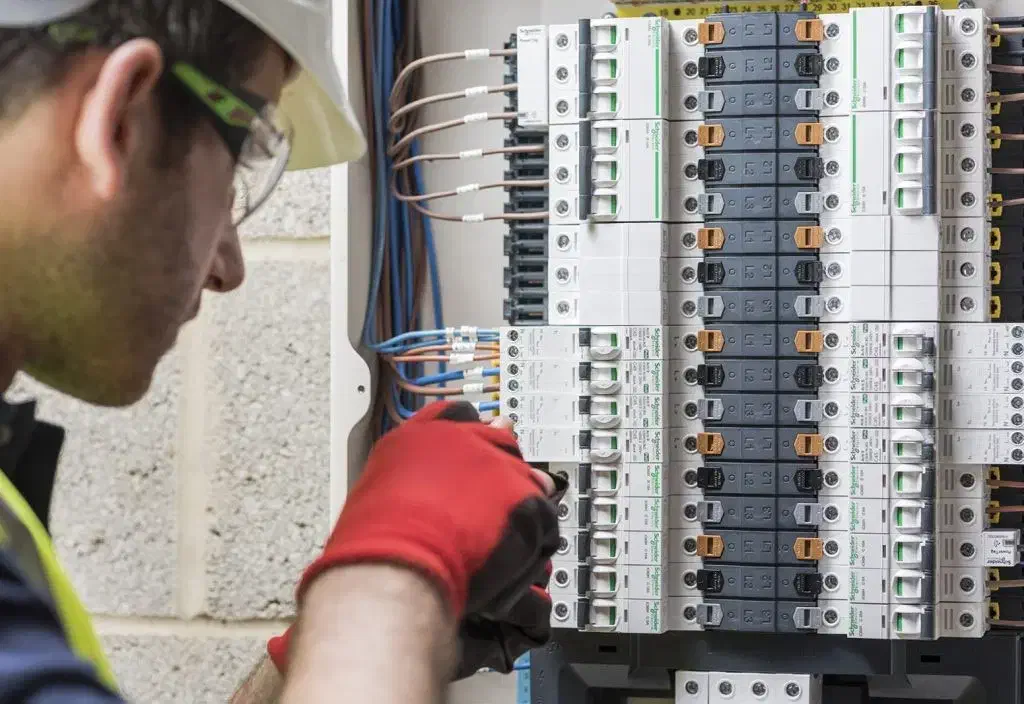 برقکاری ساختمان و صنعتی همراه با نصب دوربین|خدمات پیشه و مهارت|رشت, توشیبا|دیوار