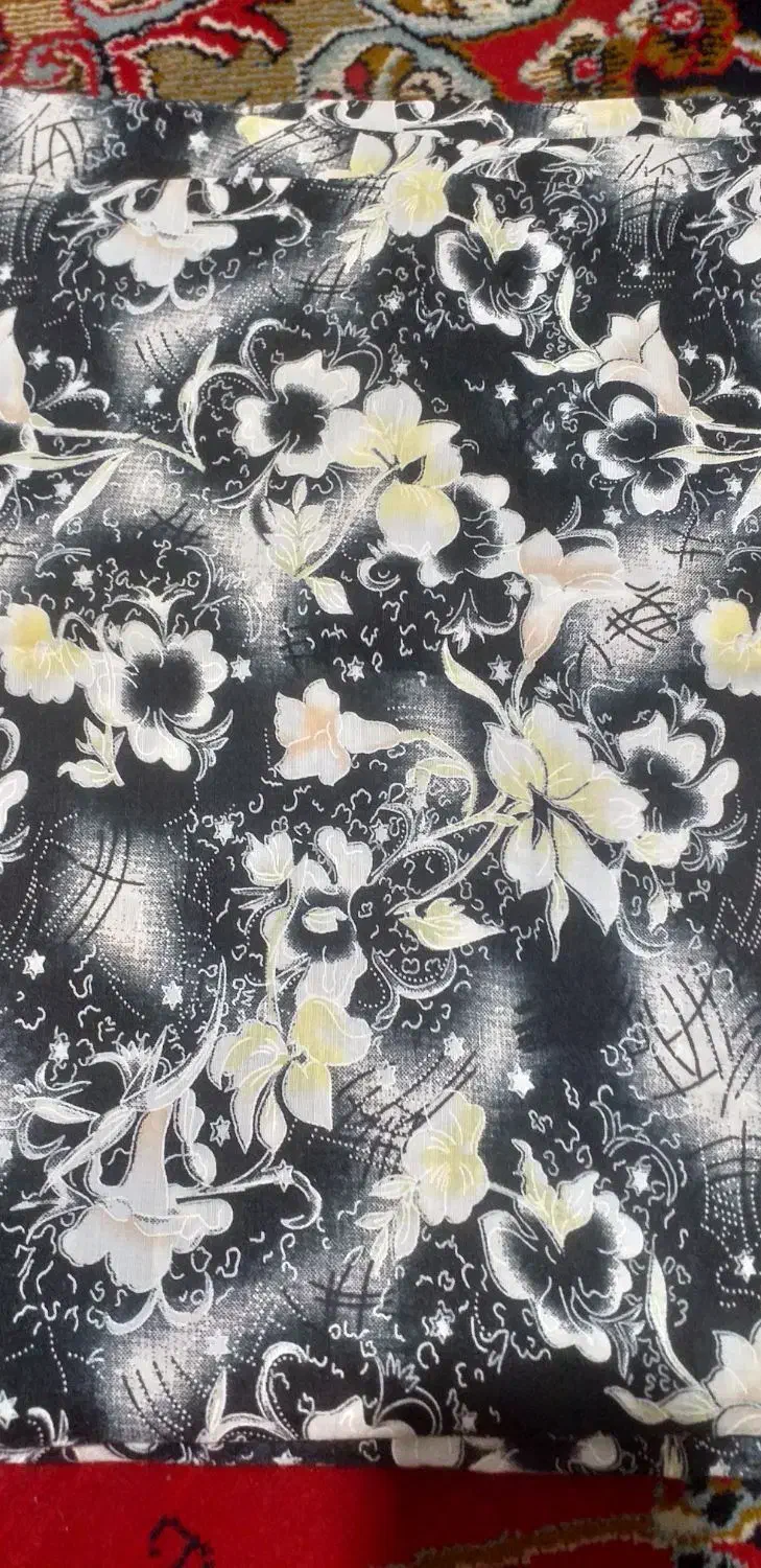 تعدادی چادر گلدار و مشگی|لباس|خمینیشهر, |دیوار