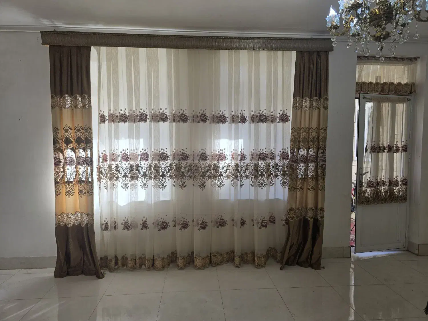 پرده پذیرایی ۳ونیم مترباپشت دری والان وکتیبه|پرده، رانر، رومیزی|میانه, |دیوار