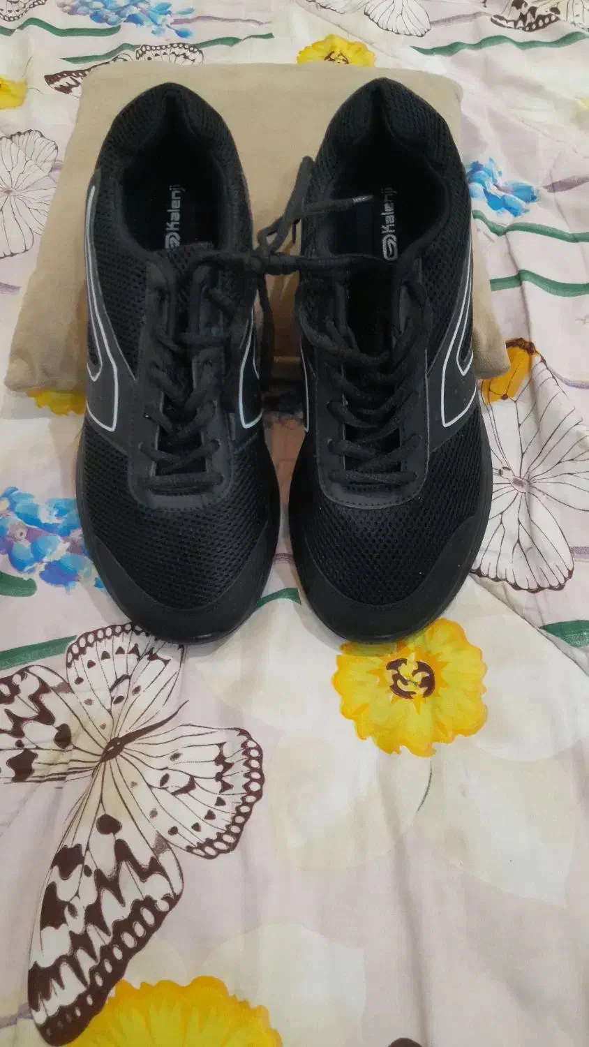 کفش.ایمنی|کیف، کفش، کمربند|کرج, ساسانی (قلمستان)|دیوار