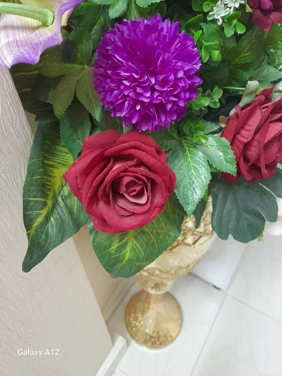 گلدان طلایی با گل های خارجی نو مناسب خاستگاری|گل مصنوعی|مشهد, هدایت|دیوار