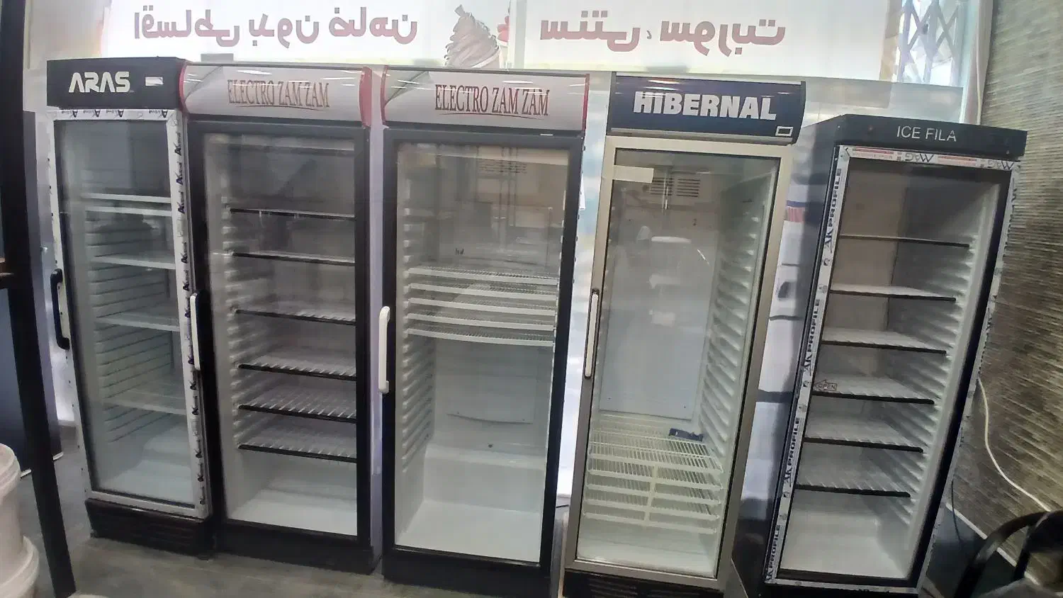 یخچال ۶۰ سانتی بیرون مشکی داخل سفید درحد|فروشگاه و مغازه|قم, شاه سید علی|دیوار
