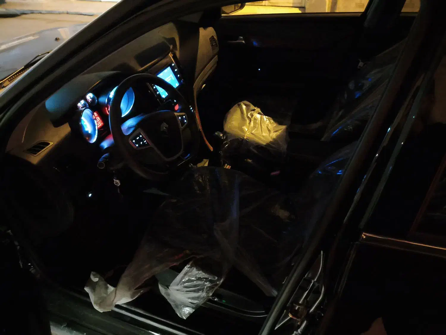 دنا پلاس 6 دنده مشکی|خودرو سواری و وانت|قم, ولیعصر|دیوار