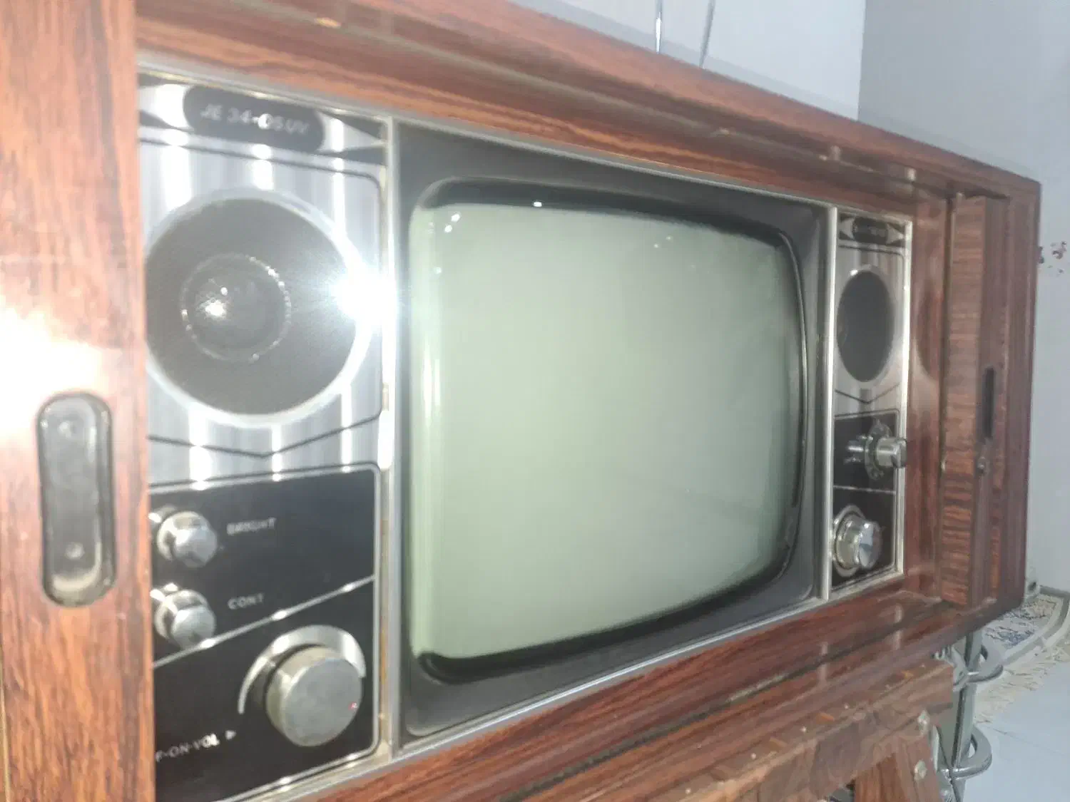 تلوزیون قدیمی|تلویزیون و پروژکتور|ری, علایین|دیوار