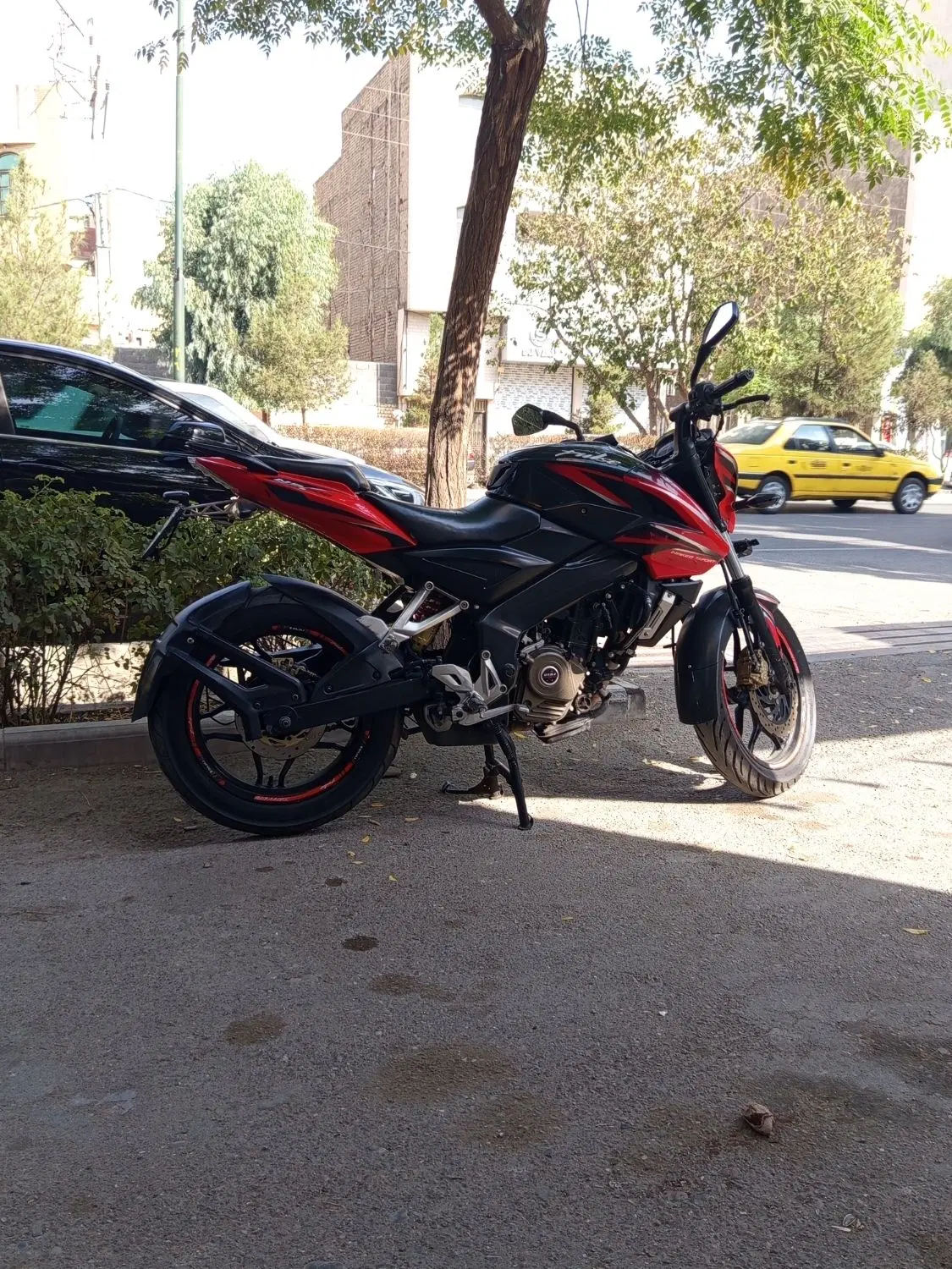 موتور Ns 200|موتورسیکلت|قم, قلعه یزدیها|دیوار