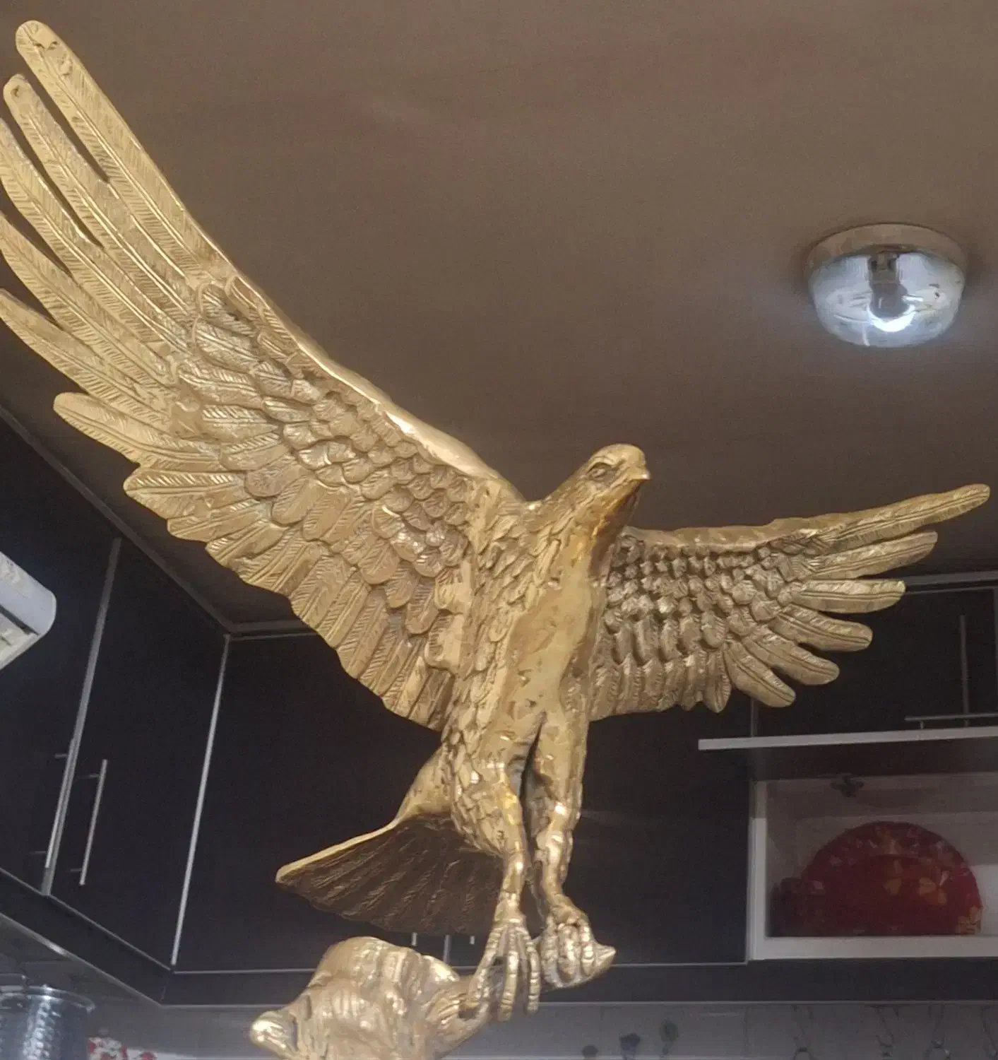 عقاب پایه سنگی برنز|مجسمه، تندیس، ماکت|قم, قلعه کامکار|دیوار