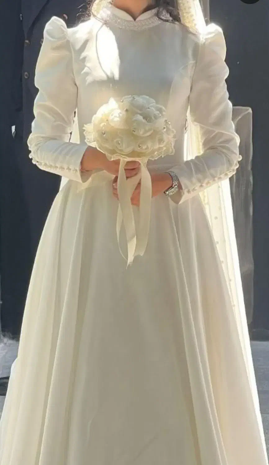 لباس عروس عقد نامزدی فرمالیته پوشیده ۳۸ و دسته گل|لباس|جعفرآباد, |دیوار