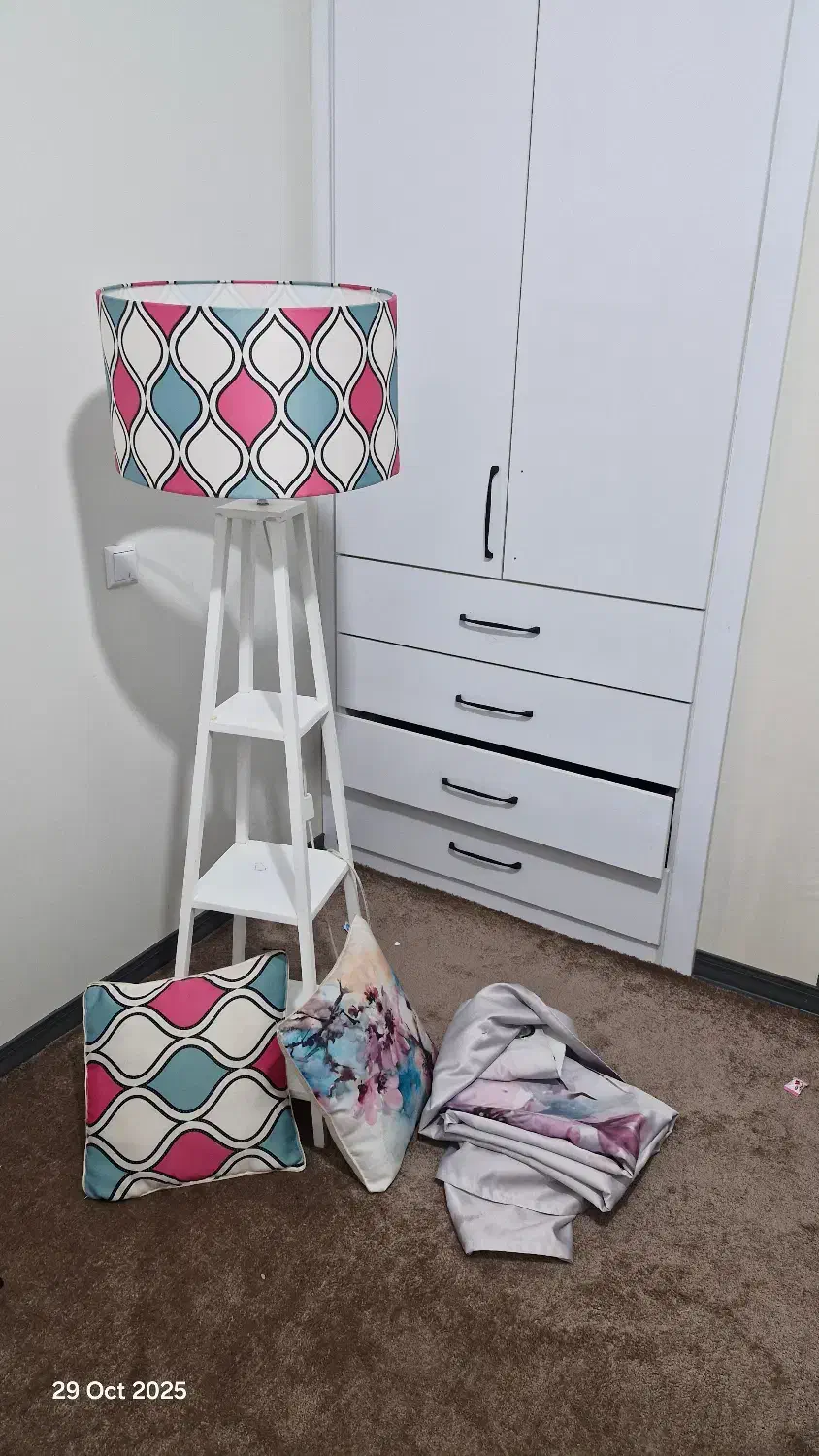 ست پرده و کوسن و آباژور با پایه|پرده، رانر، رومیزی|شاهین‌شهر, مخابرات (شهید بهشتی)|دیوار