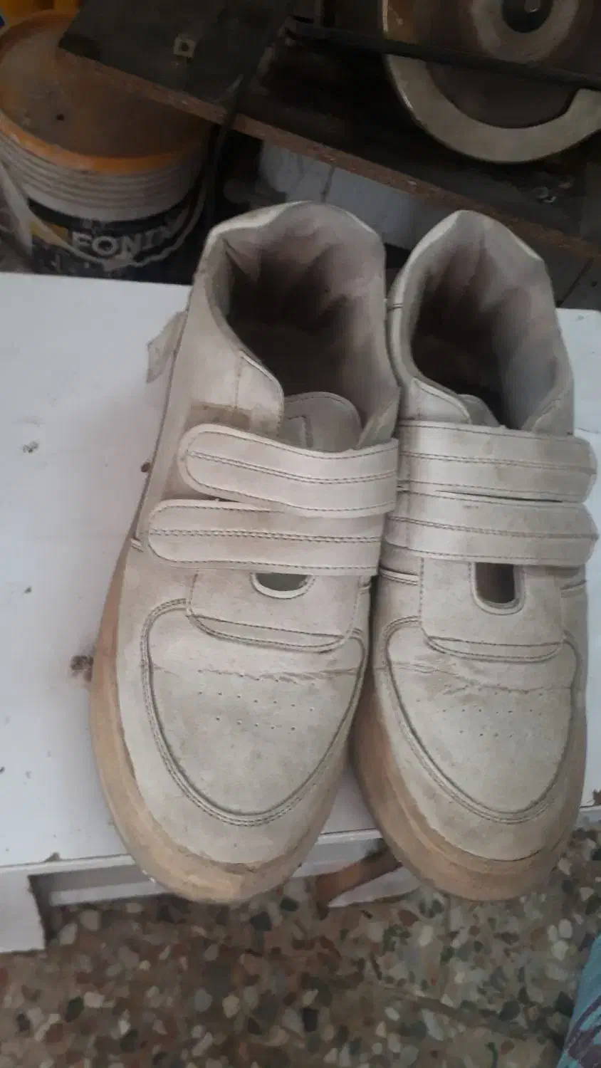 کفش کتانی|کیف، کفش، کمربند|رشت, استقامت ۲|دیوار