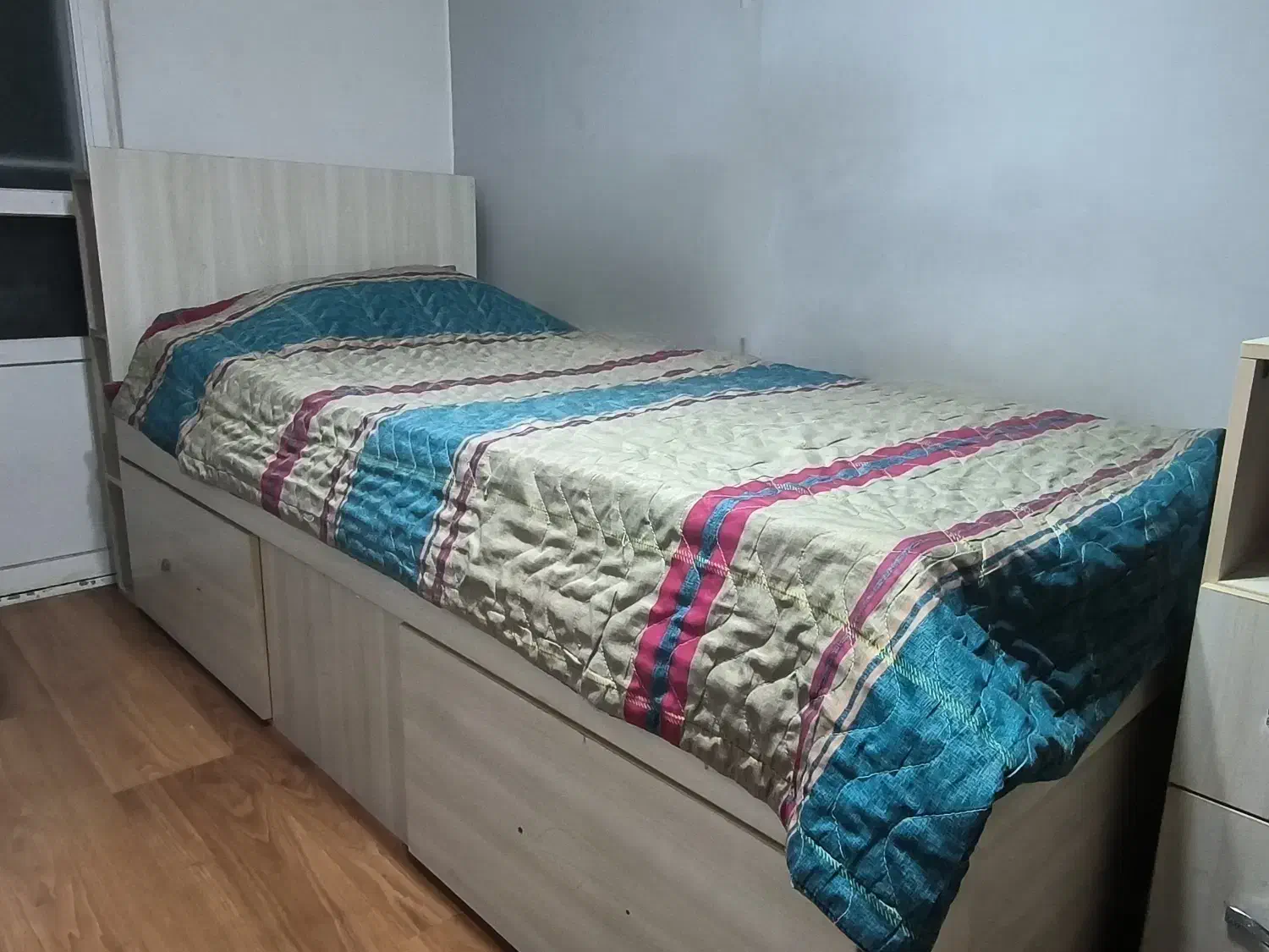 میز و تخت خواب یک نفره نوجوان|تخت و سرویس خواب|رشت, گلزاران|دیوار