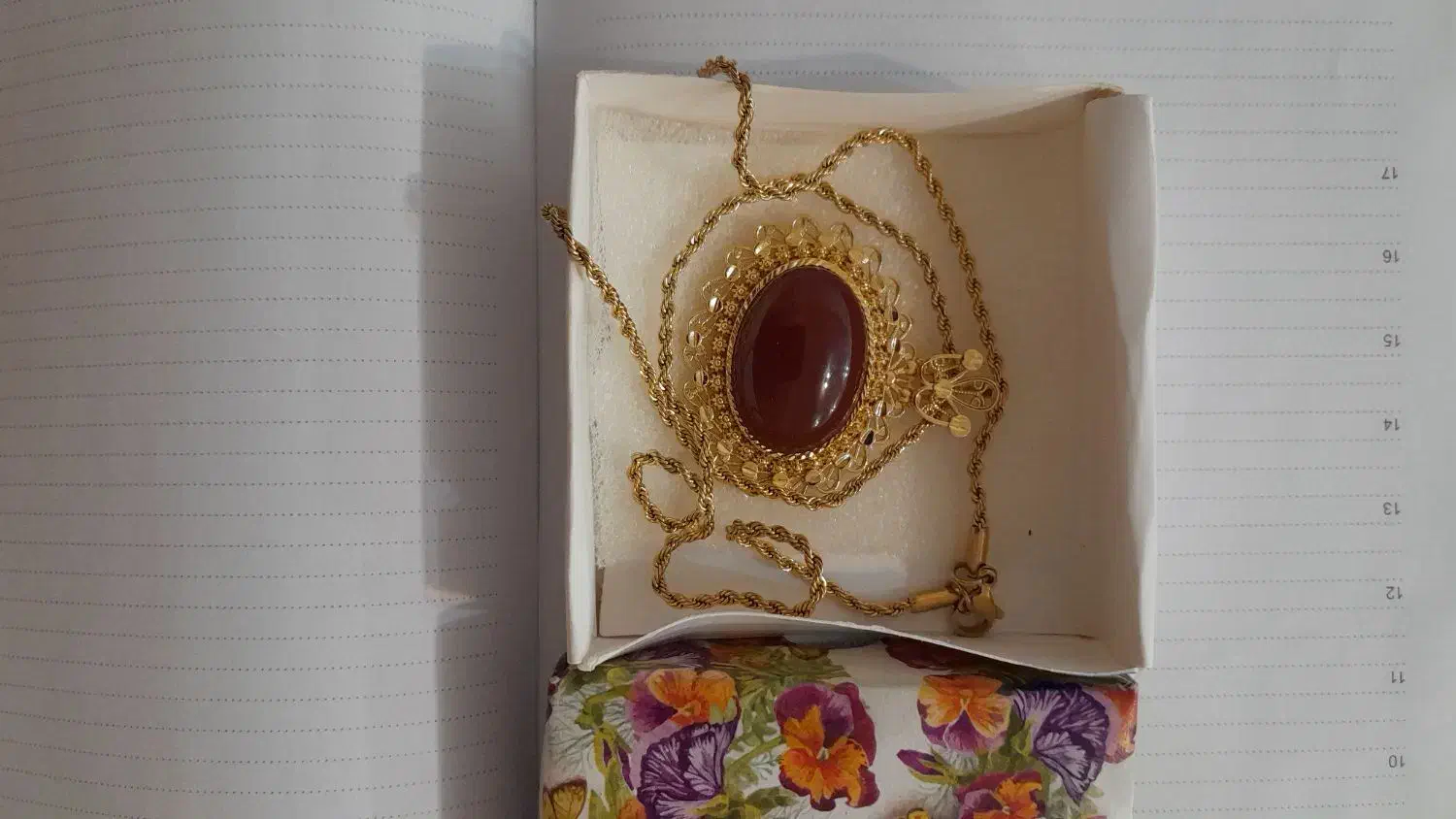 گردنبند|بدلیجات|اصفهان, بهارستان|دیوار