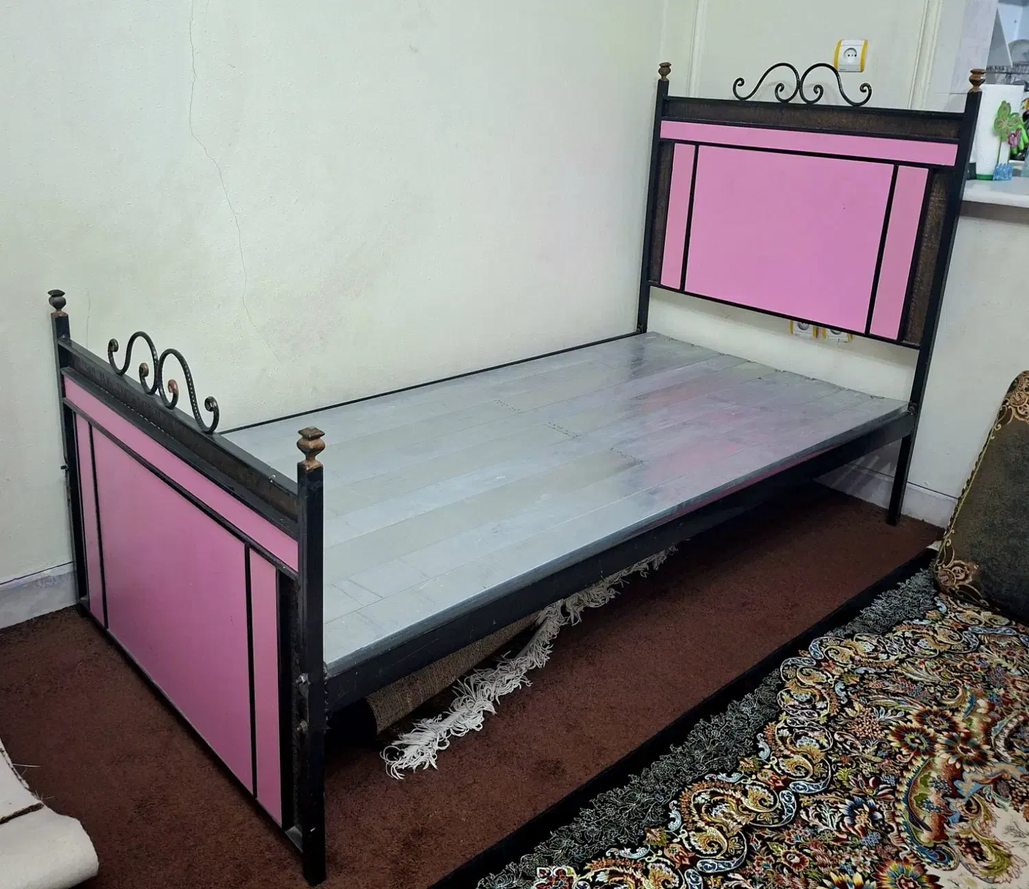 تخت چوب فلز فرفوژه دار|تخت و سرویس خواب|شیراز, بریجستون|دیوار