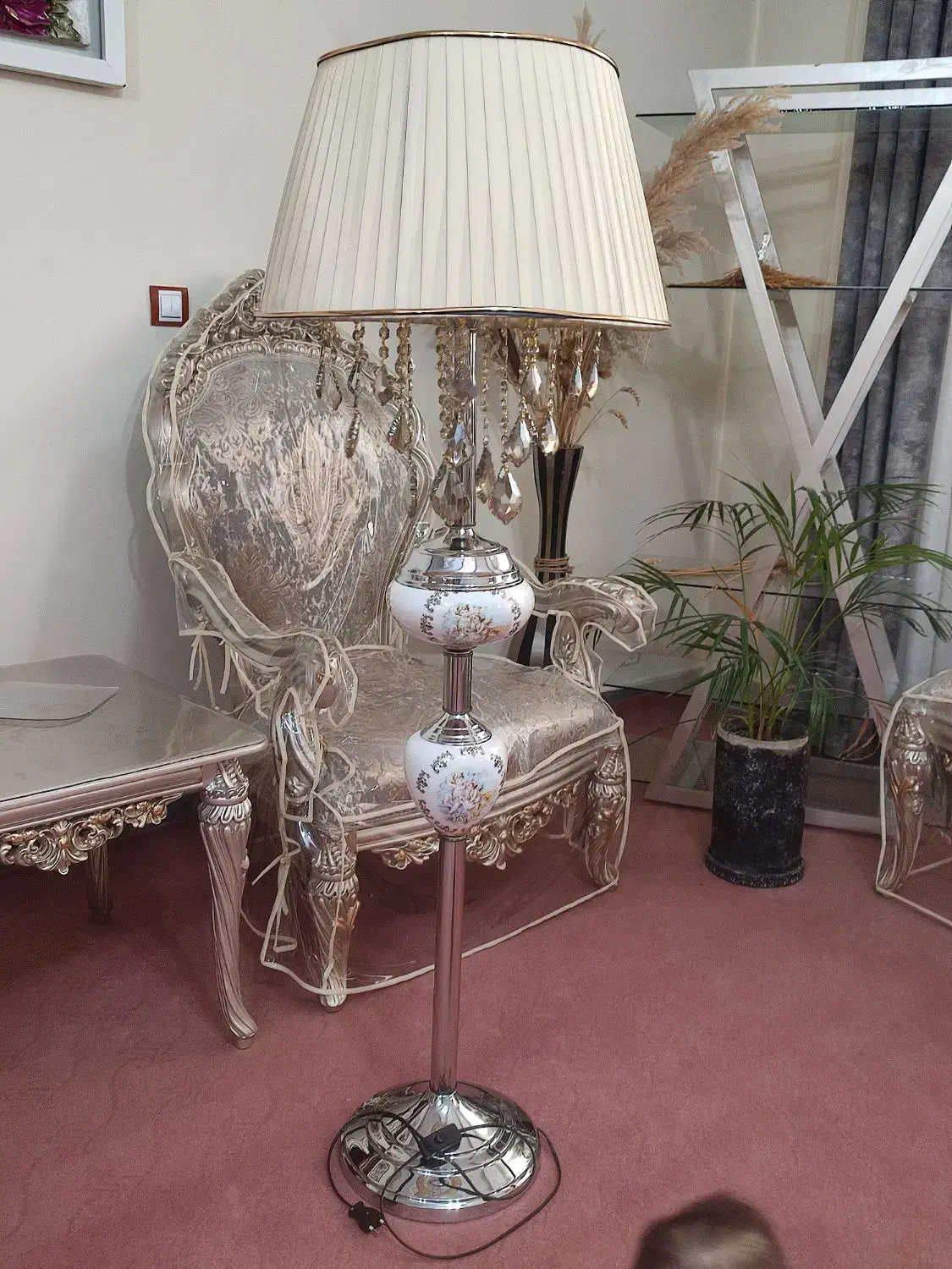 آباژور ایستاده کنار سالنی|چراغ خواب و آباژور|اردبیل, |دیوار