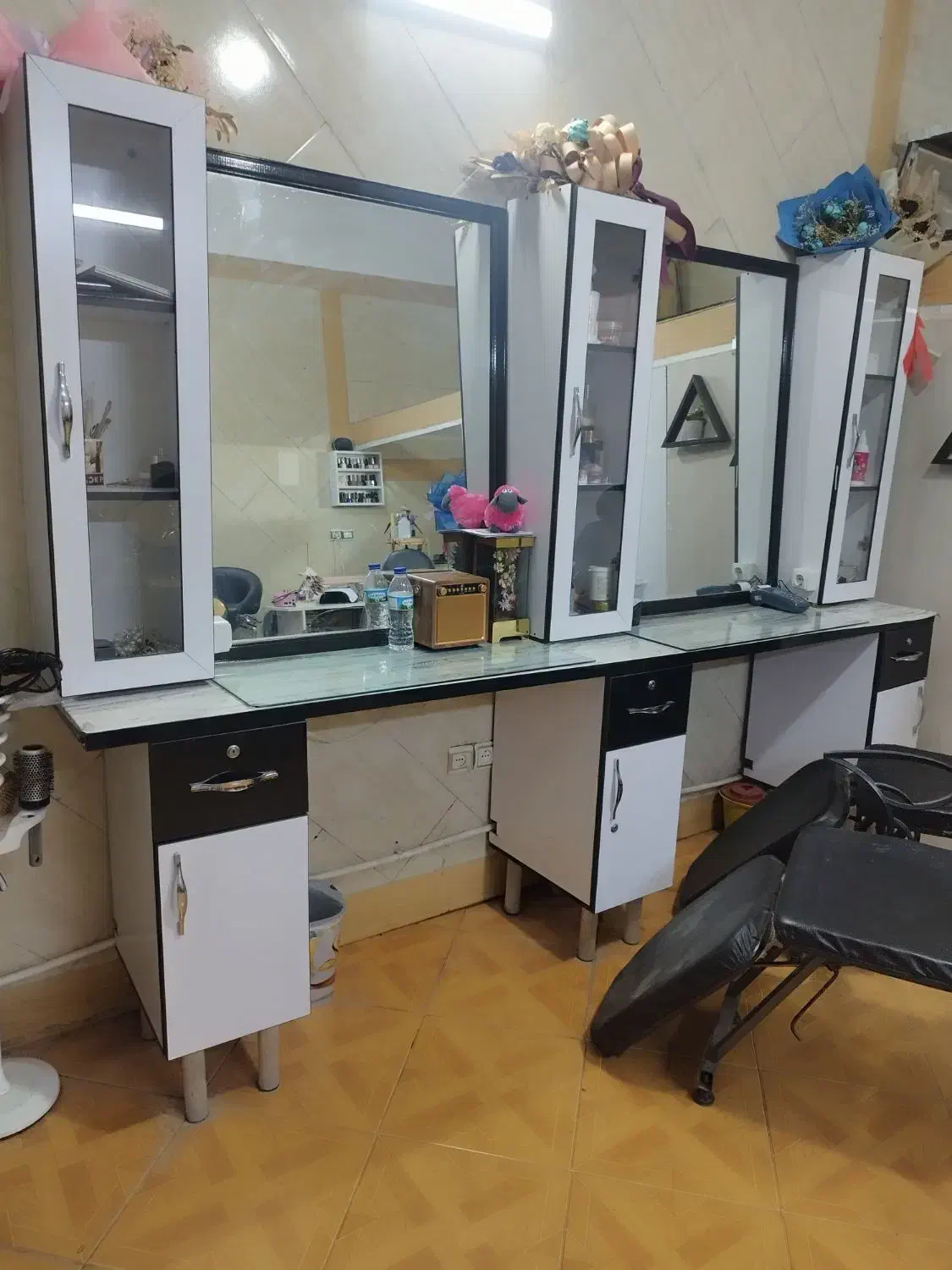 ویترین آرایشگاهی،صندلی اصلاح ومیکاپ|آرایشگاه و سالنهای زیبایی|فردیس, شهرک ارم|دیوار
