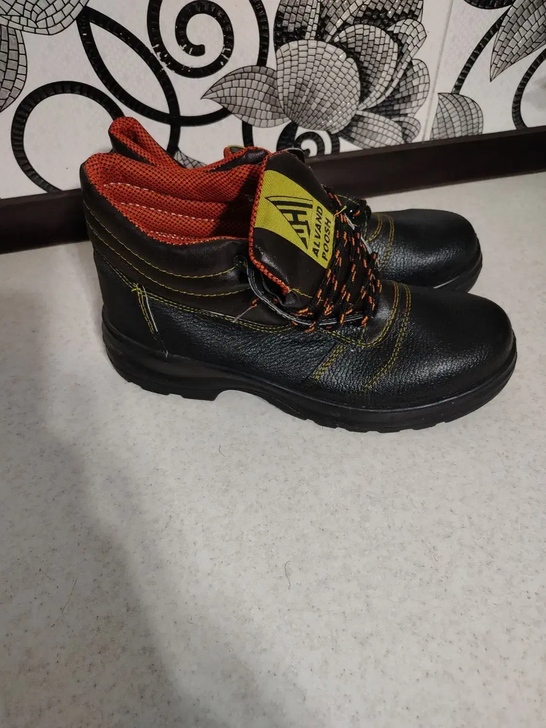 کفش ایمنی کار|کیف، کفش، کمربند|برخوار, |دیوار