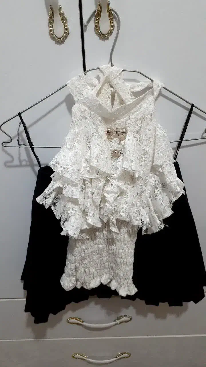 تاپ دامن|لباس|رباط‌کریم, مسکن مهر آبشناسان|دیوار