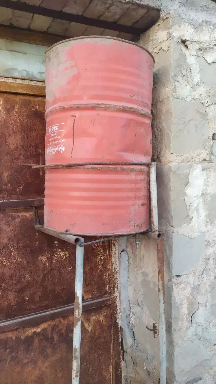 بشکه همراه با شیر|ظروف نگهدارنده، پلاستیکی، یکبارمصرف|مسجد سلیمان, |دیوار