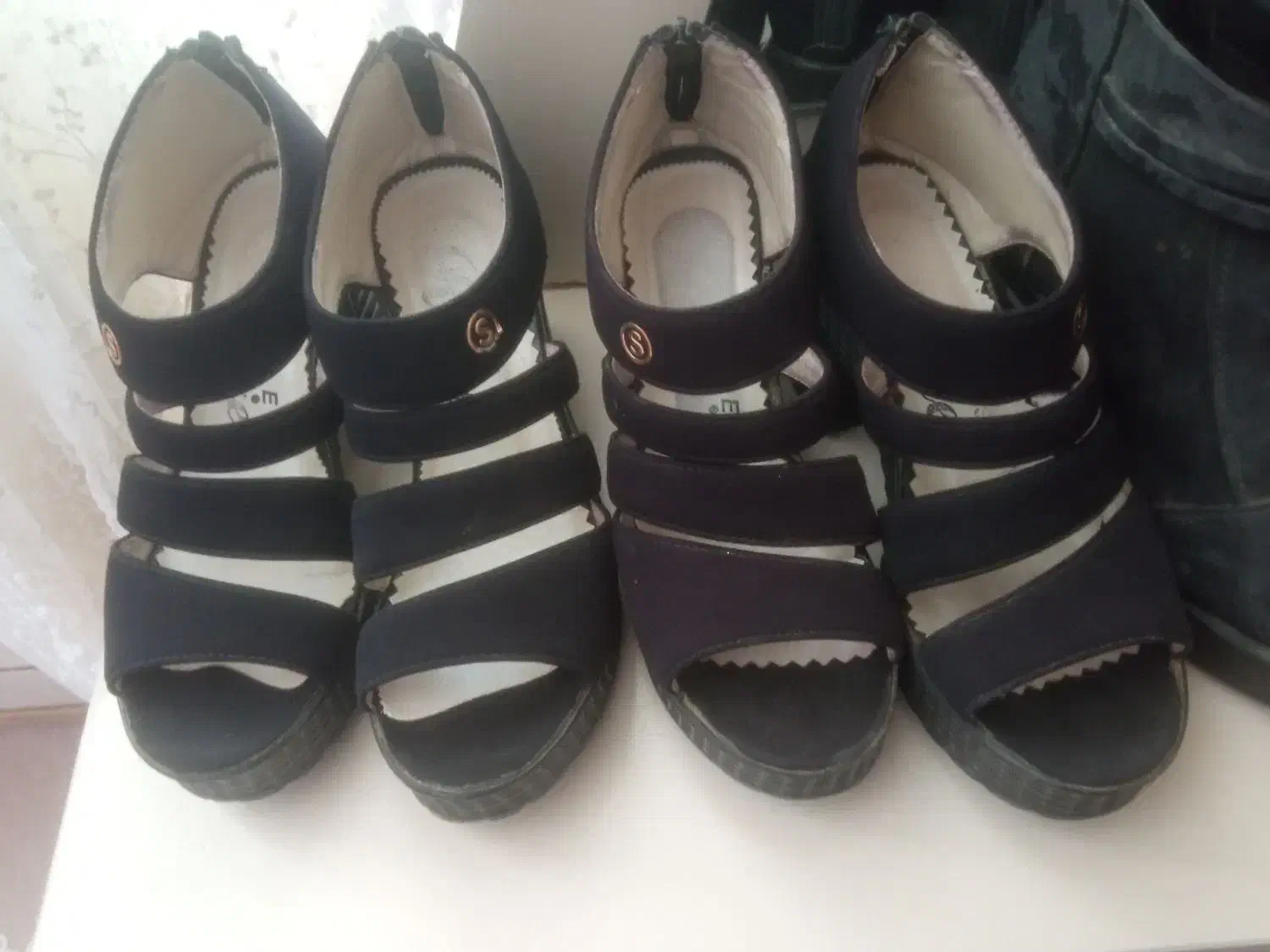 سه جفت کفش|کیف، کفش، کمربند|بانه, |دیوار