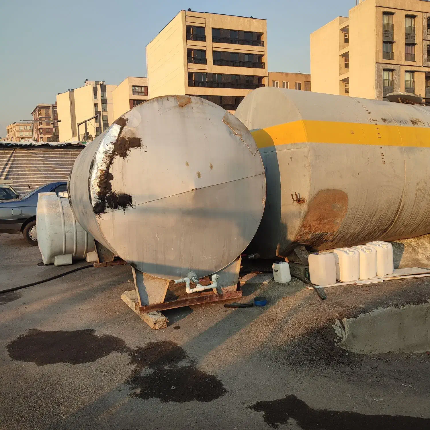 دوعدد تانکر  ۱۰هزار تایی فلزی ۲هزارتایی پلاستیکی .|مصالح و تجهیزات ساختمان|اندیشه, اندیشه فاز ۴|دیوار