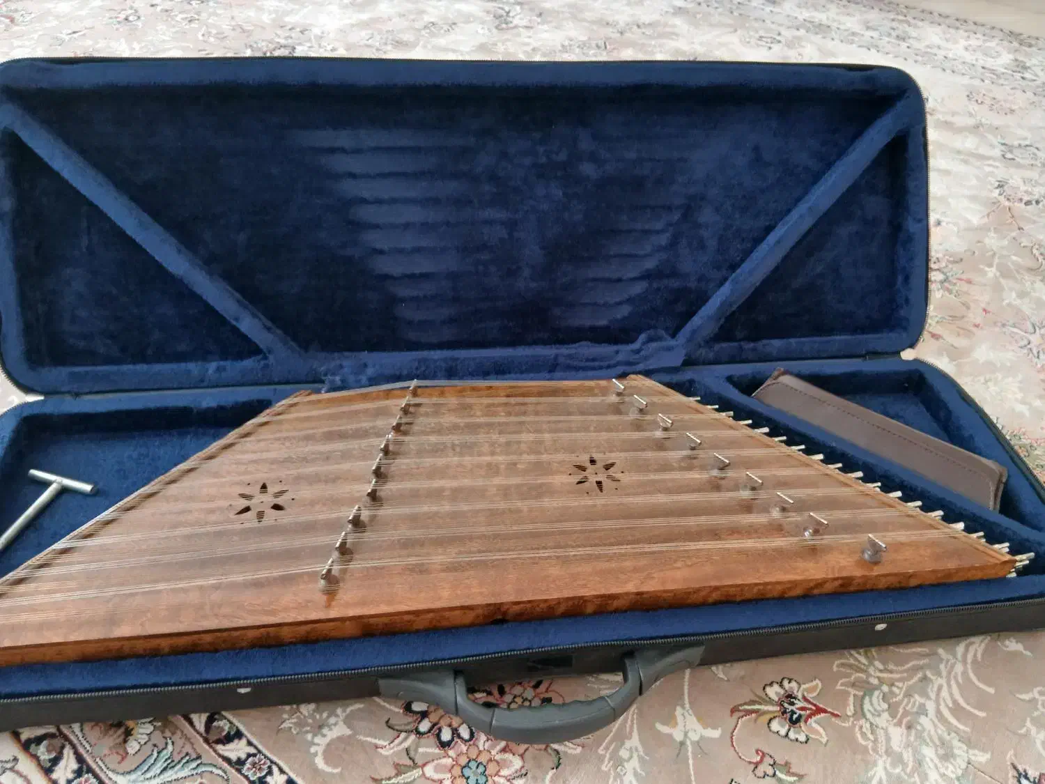 سنتور|سازهای سنتی|شاهین‌شهر, خانه کارگر|دیوار