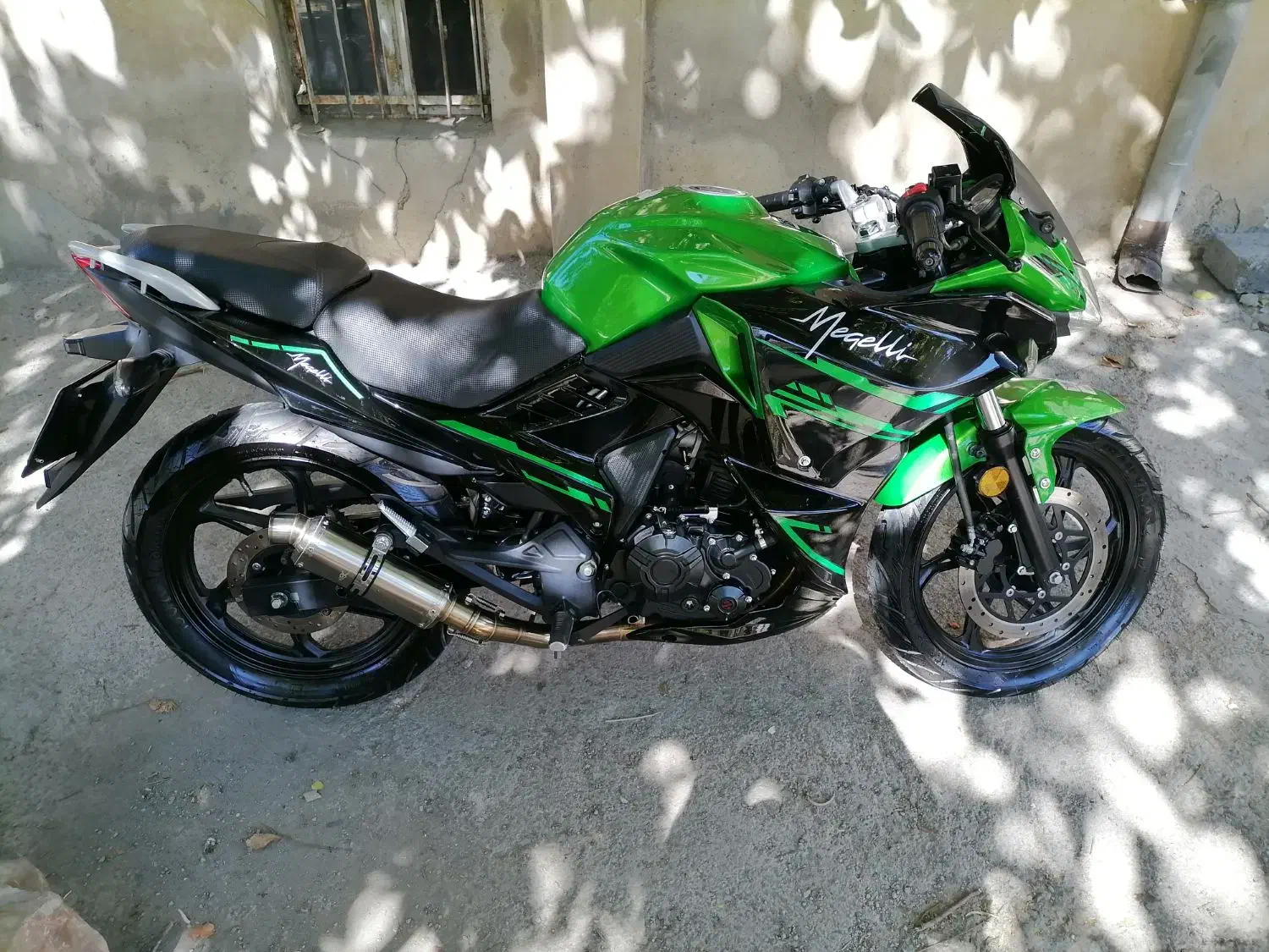 مگلی در حد خشک|موتورسیکلت|سنندج, |دیوار