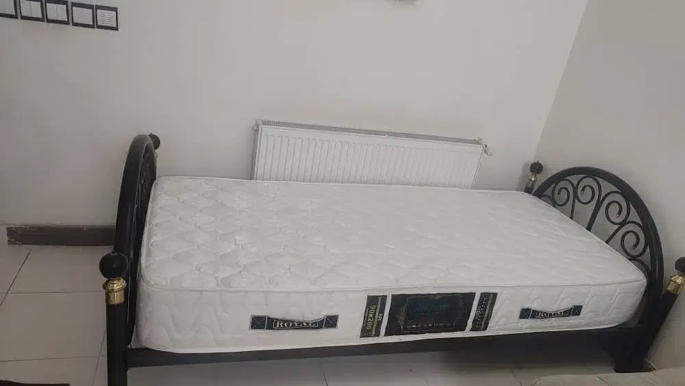 تخت و تشک کاملا سالم|تخت و سرویس خواب|پرند, فاز ۳|دیوار