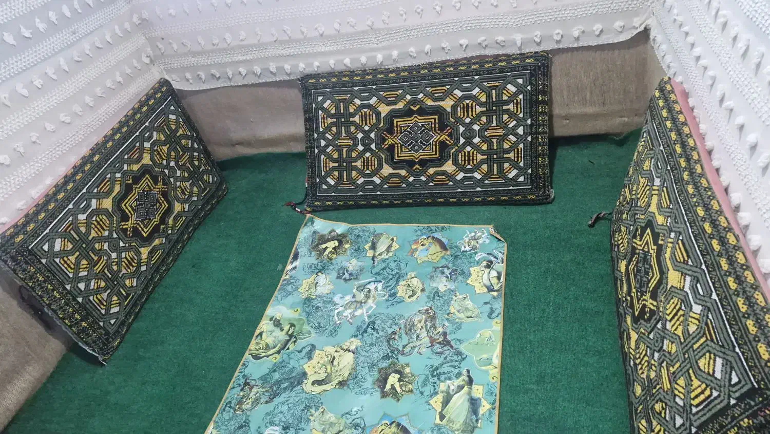 پشتی در سه طرح|پشتی|رشت, کوی حسینی|دیوار