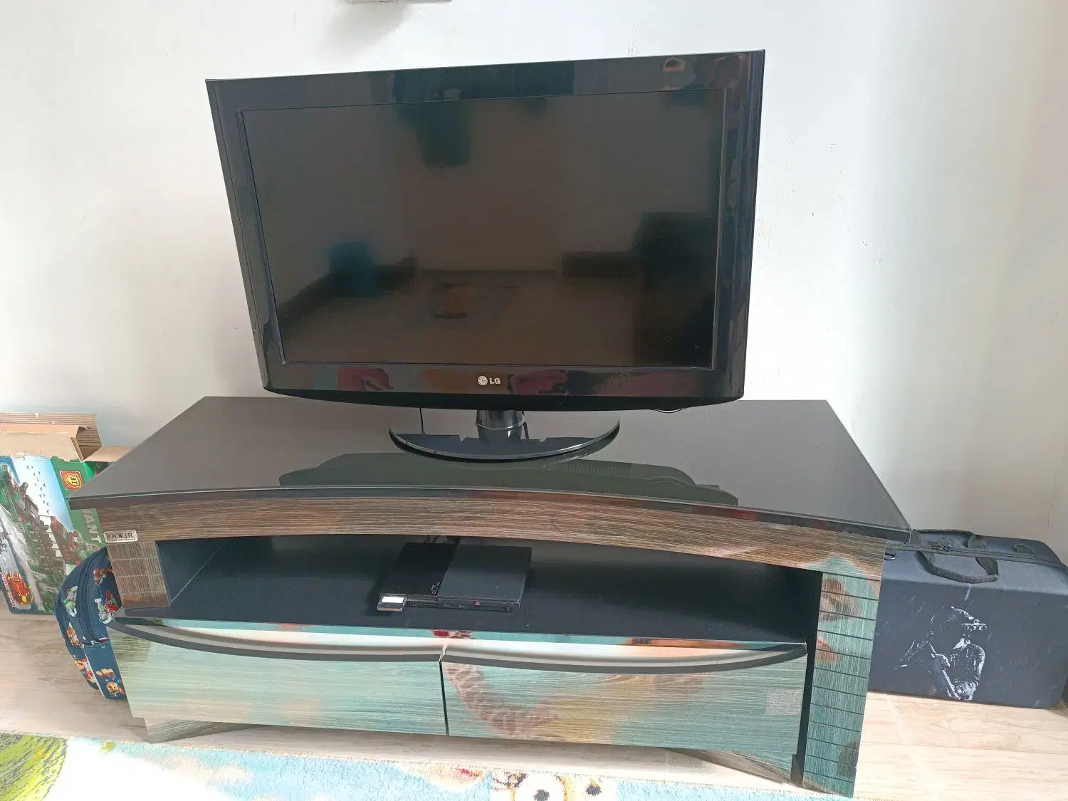 تلویزیون و میز و پلی استیشن ۲|تلویزیون و پروژکتور|خرم‌آباد, |دیوار