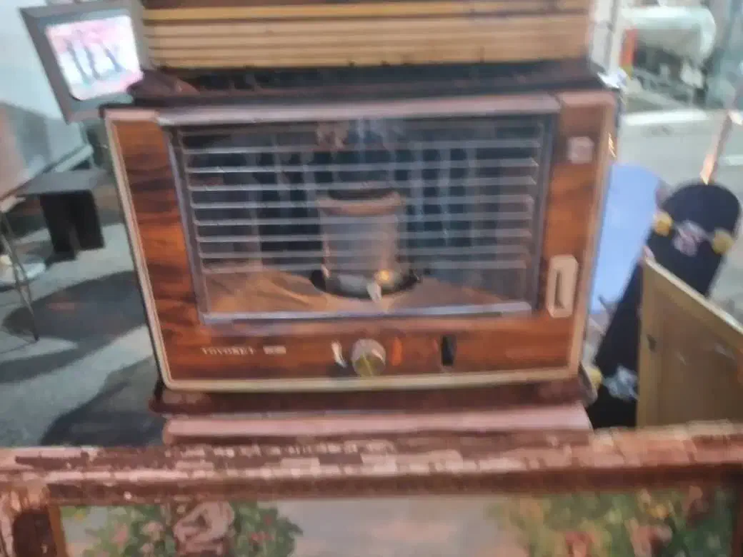 یک عدد بخاری برقی ایستاده . چراغ نفتی .بخاری نفتی|بخاری، هیتر، شومینه|رشت, عینک|دیوار