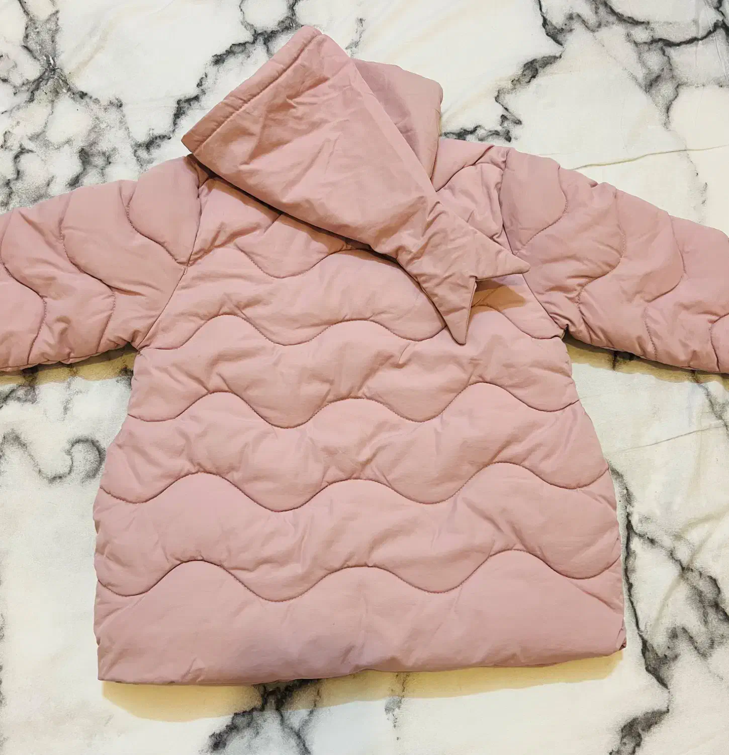 کاپشن|کفش و لباس بچه|ری, علایین|دیوار